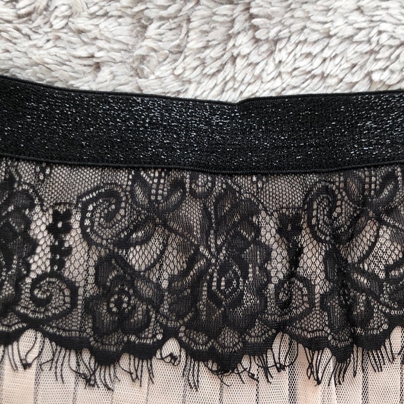 Designer party pleated lace mini skirt - Picture 3 of 6